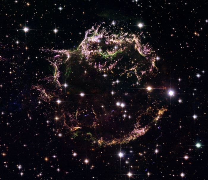 Cassiopée A revisitée par Hubble