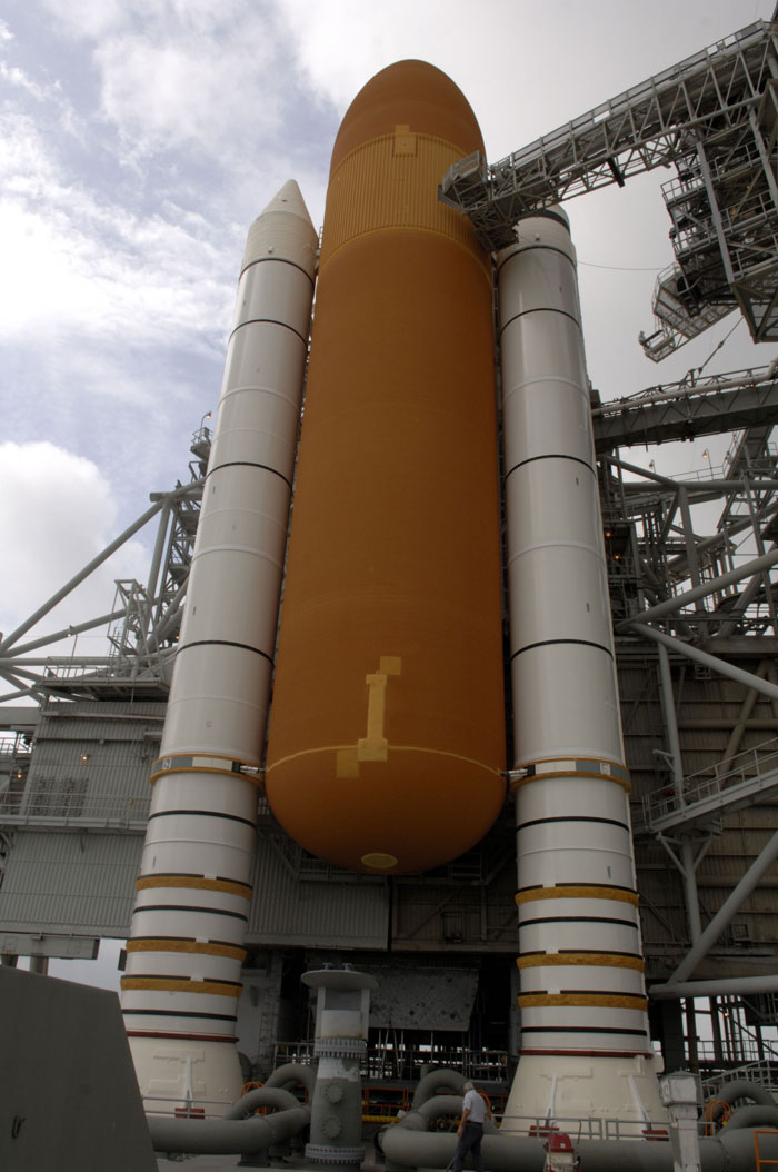 Discovery sur son pas de tir du Centre spatial Kennedy, quelques jours avant son lancement (juillet 2006)