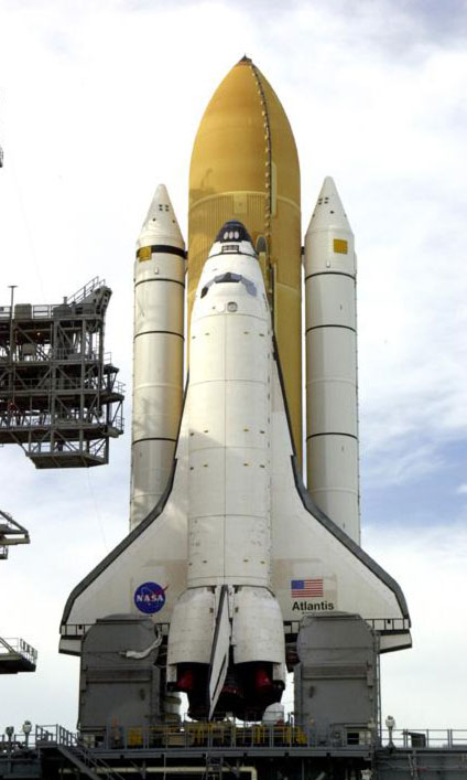 Atlantis sur son pas de tir en avril 2002 (STS-110)