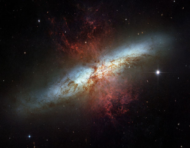 La galxie M 82 vue par le Télescope spatial Hubble dans le visible et l'infrarouge