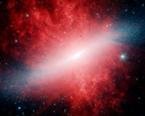 M 82 vue dans l'infrarouge par le télescope spatial Spitzer de la NASA