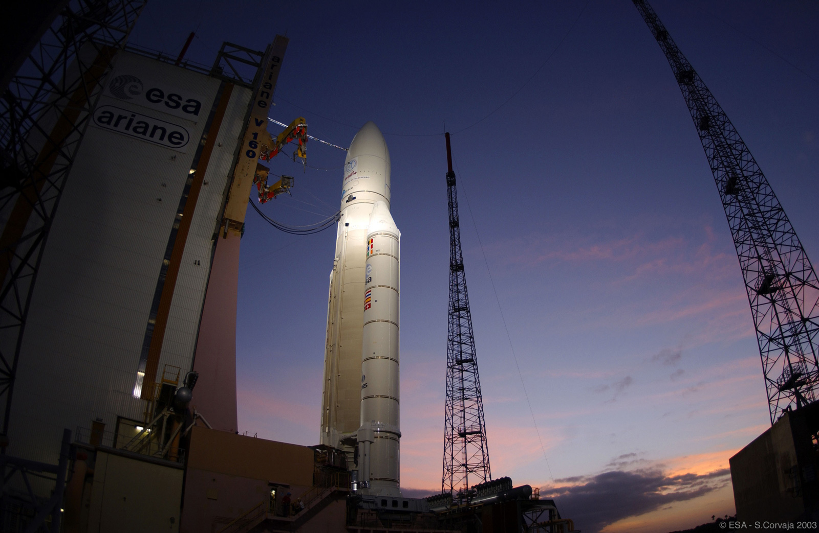 Un lanceur Ariane 5 sur son pas de tir du Centre spatia guyanais (CSG)