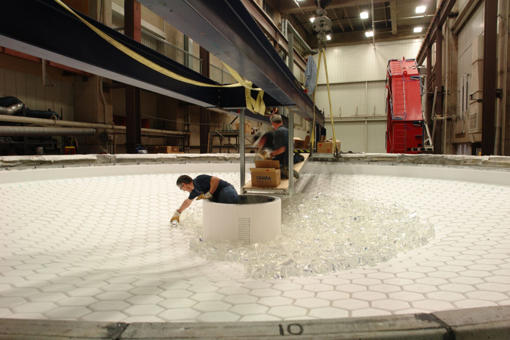 Installation des 30 tonnes de verre dans le moule