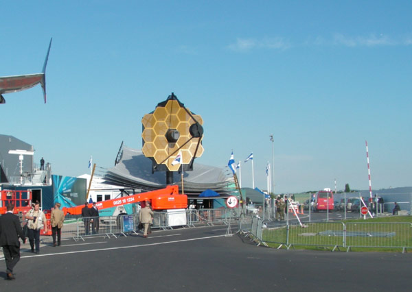 Maquette à l'échelle 1 du Télescope spatial James Webb, exposée au Salon du Bourget (juin 2005)