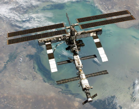 L'ISS vu par l'équipage de la navette Discovery en juillet 2005 (STS-114)