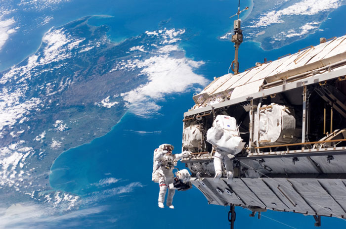 Les astronautes Robert L. Curbeam, Jr. (NASA, à gauche) et Christer Fuglesang (ESA) le long dela poutre