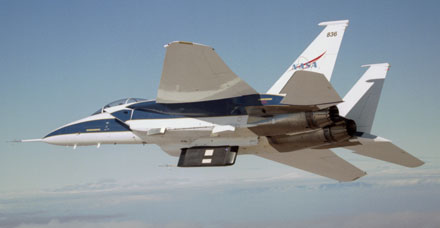 F-15 B de la NASA (Centre Dryden) testant en vol des fragments de mousse isolante du réservoir externe de la navette