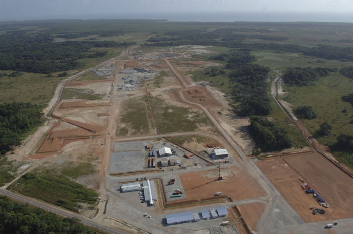 Vue aérienne montrent, au premier plan, l'endroit où se dressera le Centre de lancement