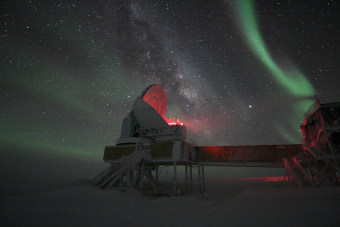 Une aurore polaire au dessus du South Pole Telescope