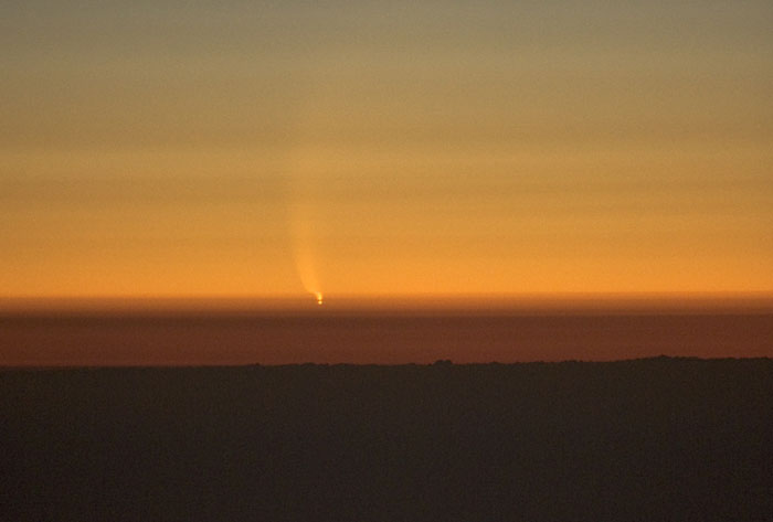 La comte McNaught au-dessus de l'océan Pacifique