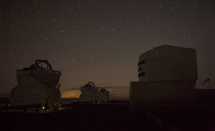 1 des 4 télescopes du VLT et 3 des 4 télescopes auxiliaires du VLTI