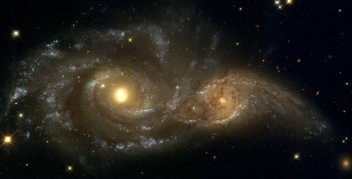Collision galactique entre NGC 2207 et IC 2163