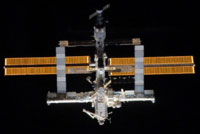 La Station vue par l'équipage de Discovery (STS-121) peu avant son amarrage 