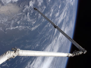 Le bras Canadarm et la perche OBSS