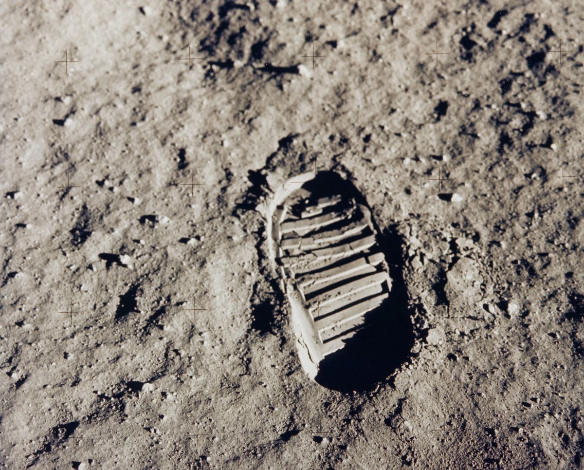 21 juillet 1969 : Premier pas d'un homme sur la Lune (Neil Armstrong à 3H56, heure française)