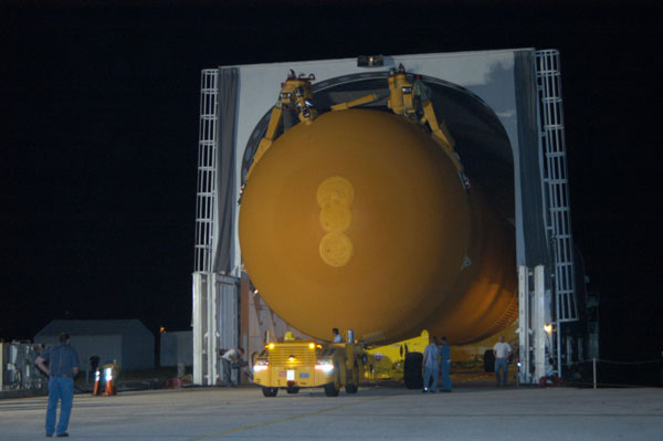 STS-121 : Transfert du réservoir externe