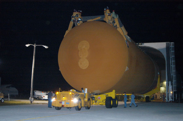 STS-121 : Transfert du réservoir externe