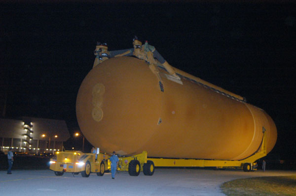 STS-121 : Transfert du réservoir externe