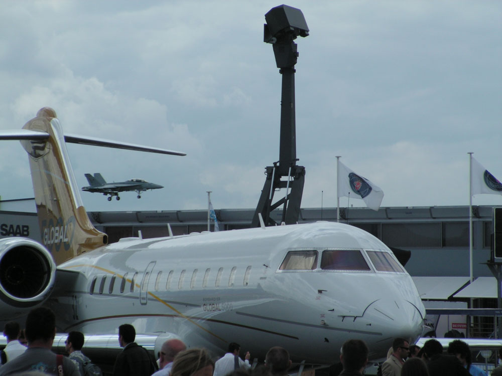 Bombardier Global 500 et atterrissage d'un F-16 américain