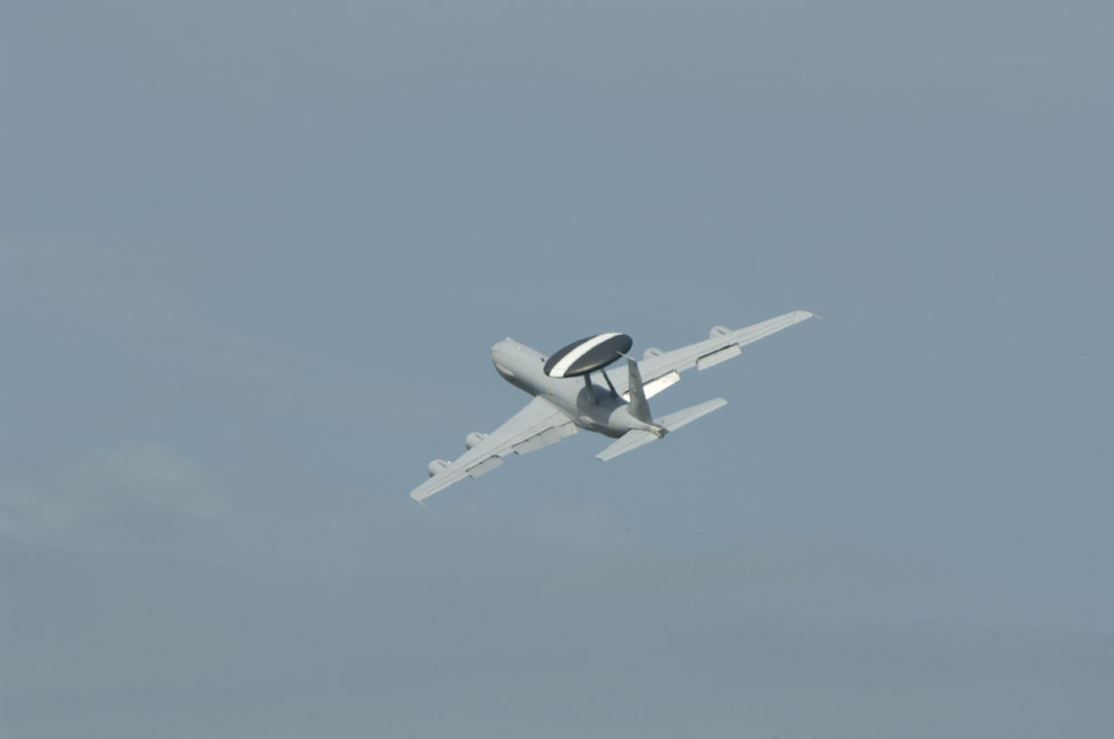 AWACS, avion de guêt aérien (Airborne Warning and Control System) 