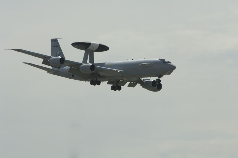 AWACS, avion de guêt aérien (Airborne Warning and Control System) 
