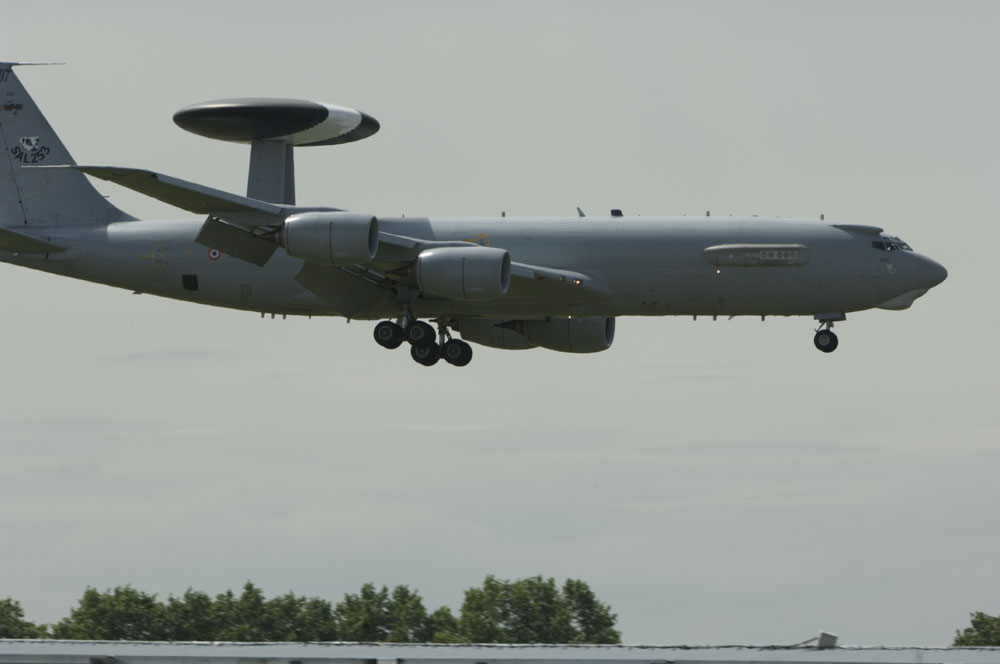 AWACS, avion de guêt aérien (Airborne Warning and Control System) 