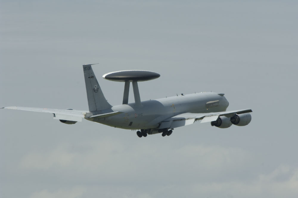 AWACS, avion de guêt aérien (Airborne Warning and Control System) 