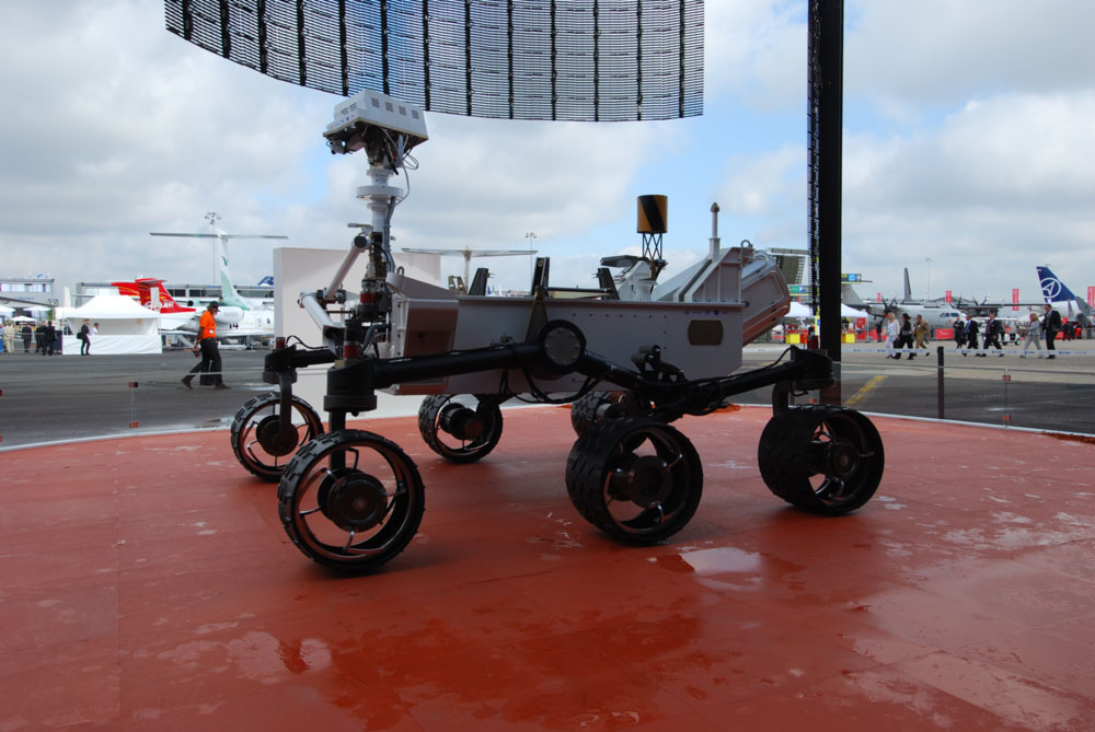 Maquette du rover martien qui trône à l'entrée du pavillon du CNES