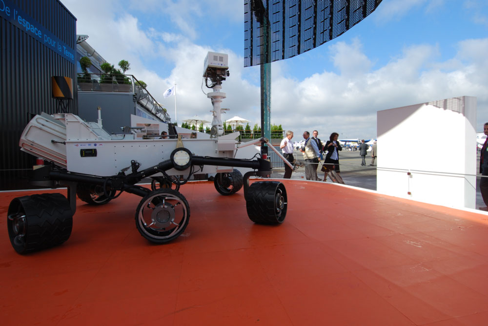 Maquette du rover martien qui trône à l'entrée du pavillon du CNES