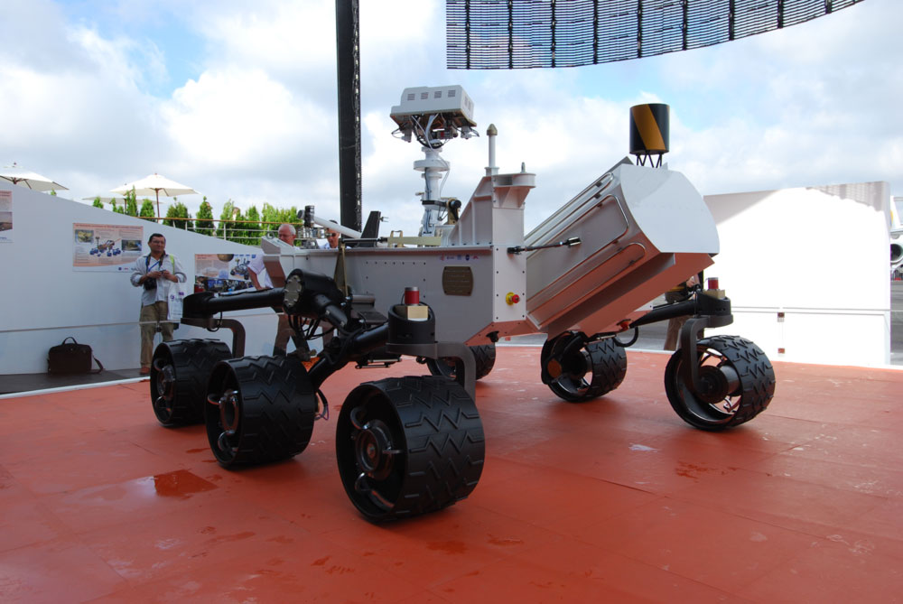 Maquette du rover martien qui trône à l'entrée du pavillon du CNES