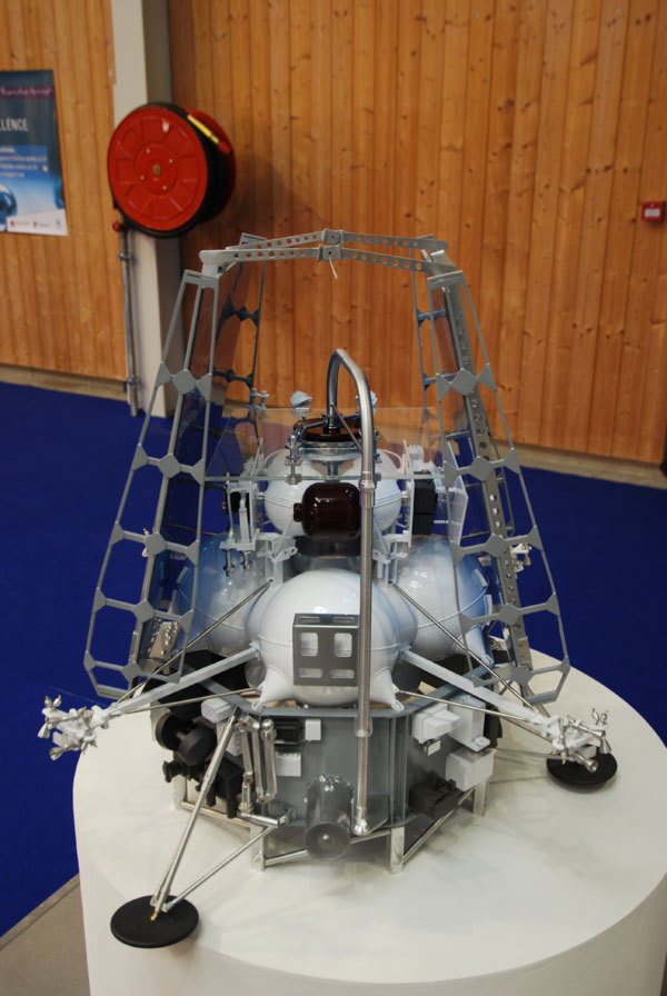 La maquette Phobos-Grunt exposée au Salon du Bourget
