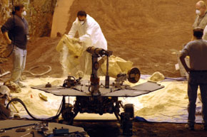 Au JPL, on s'affaire à recréer la dune de sable qui a piégé le rover de façon à trouver la solution la plus adaptée pour dégager Opportunity