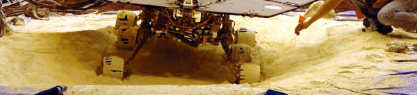 Au JPL, on s'affaire à recréer la dune de sable qui a piégé le rover de façon à trouver la solution la plus adaptée pour dégager Opportunity