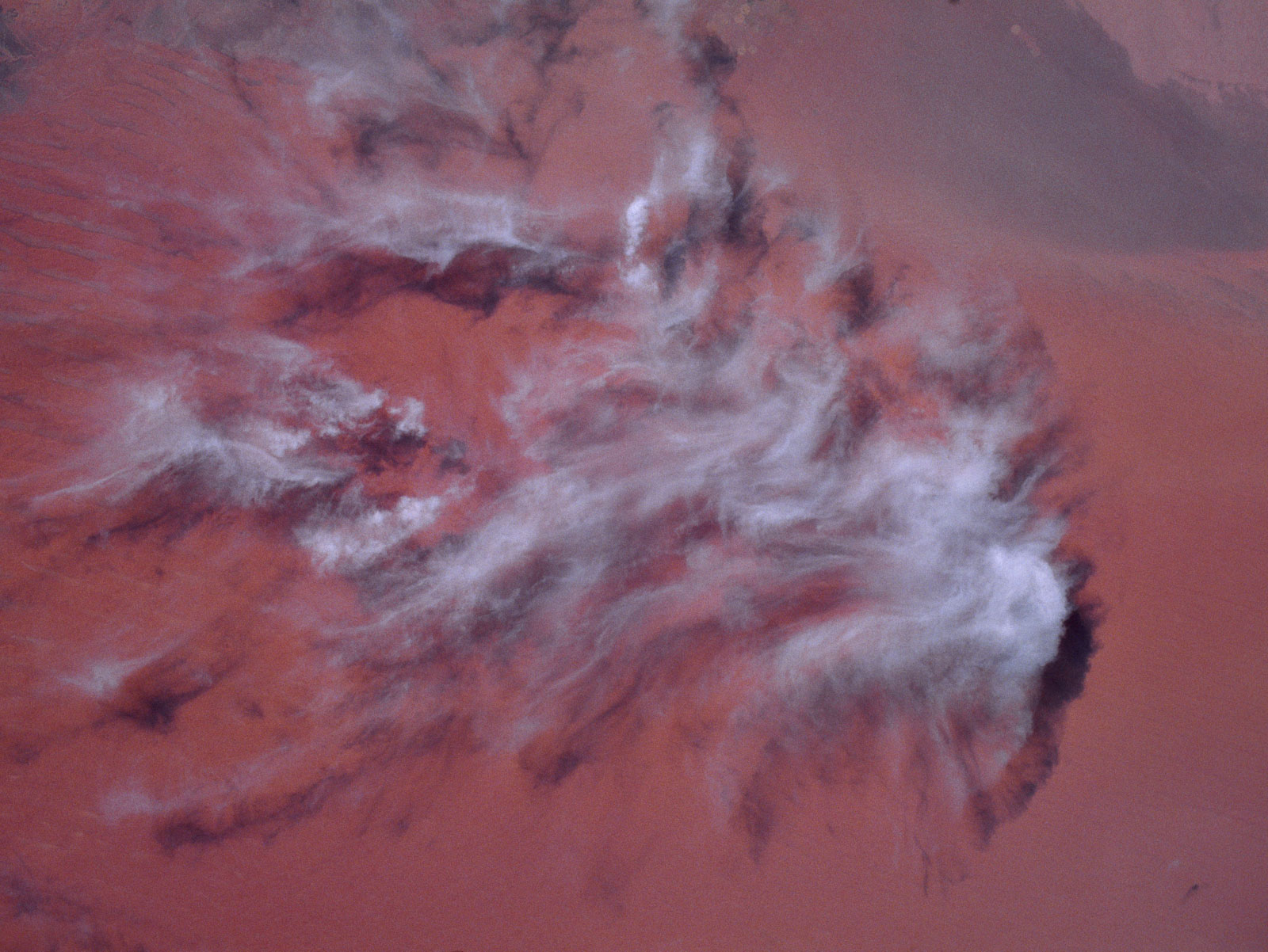 Nuages éparses au-dessus d'un désert