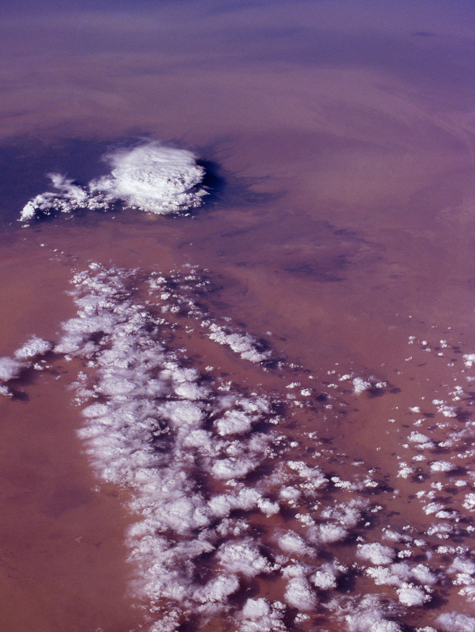 Nuages en formation au-dessus d'un désert