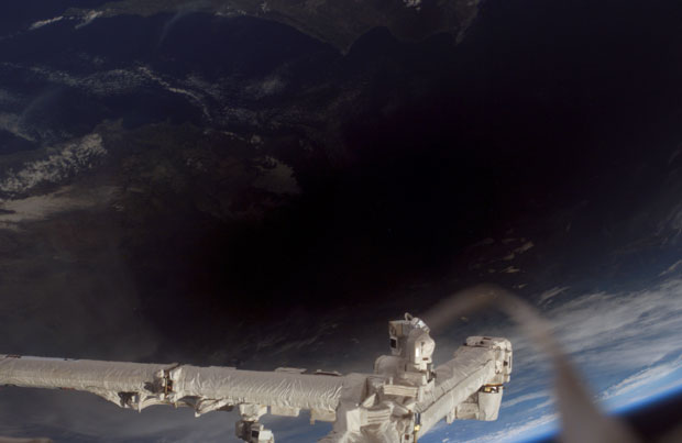 Une partie de la mer Méditerranée plongée dans l'ombre de la Lune