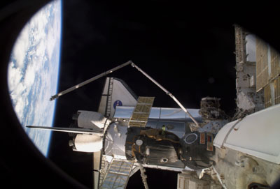 La perche inspection OBSS installée à l'extrémité du Canadarm