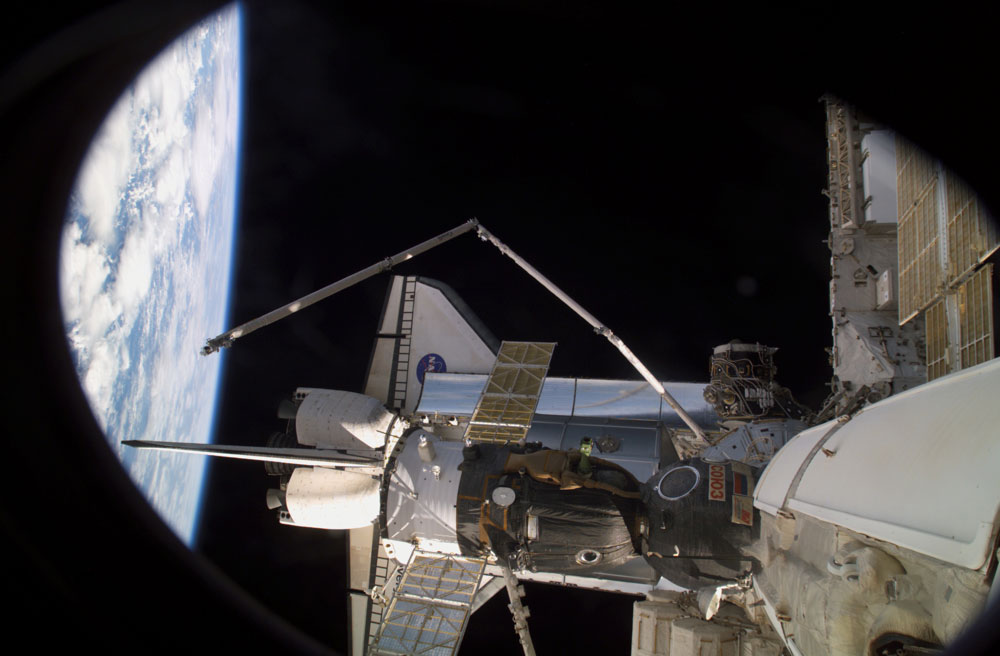 La perche inspection OBSS installée à l'extrémité du Canadarm