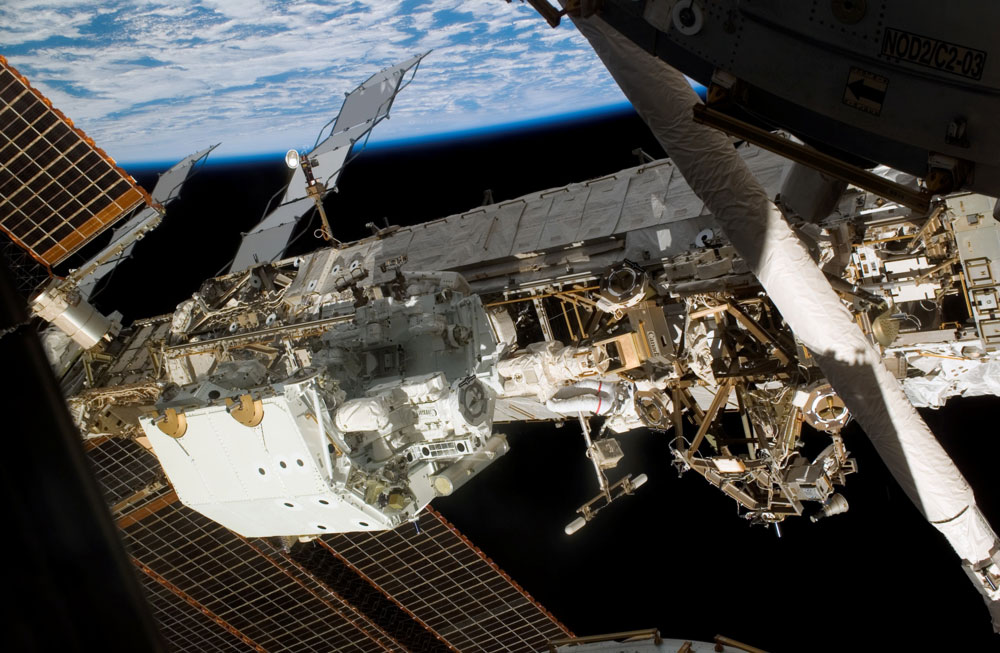 Dextre sur sa palette de transport, encore en kit