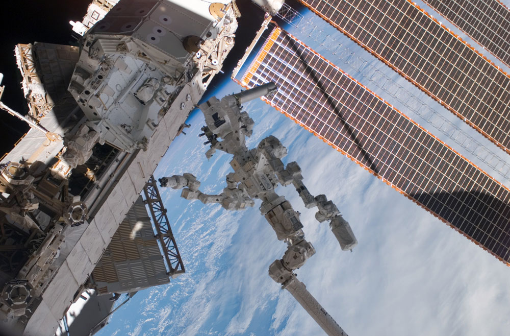 Le Système d'entretien mobile avec Dextre (à droite)