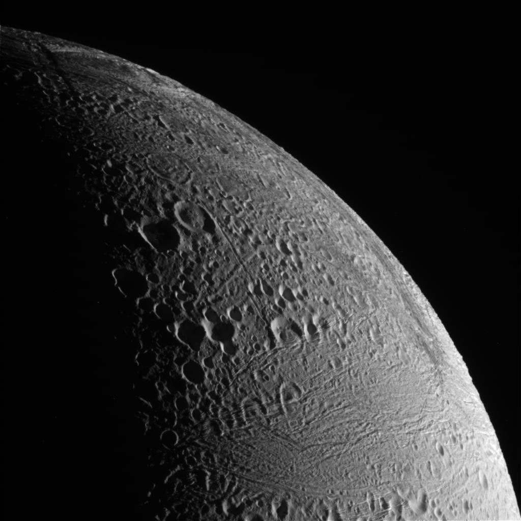 Cassini survole Encelade : Premières images