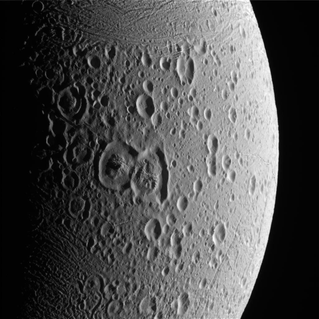 Cassini survole Encelade : Premières images