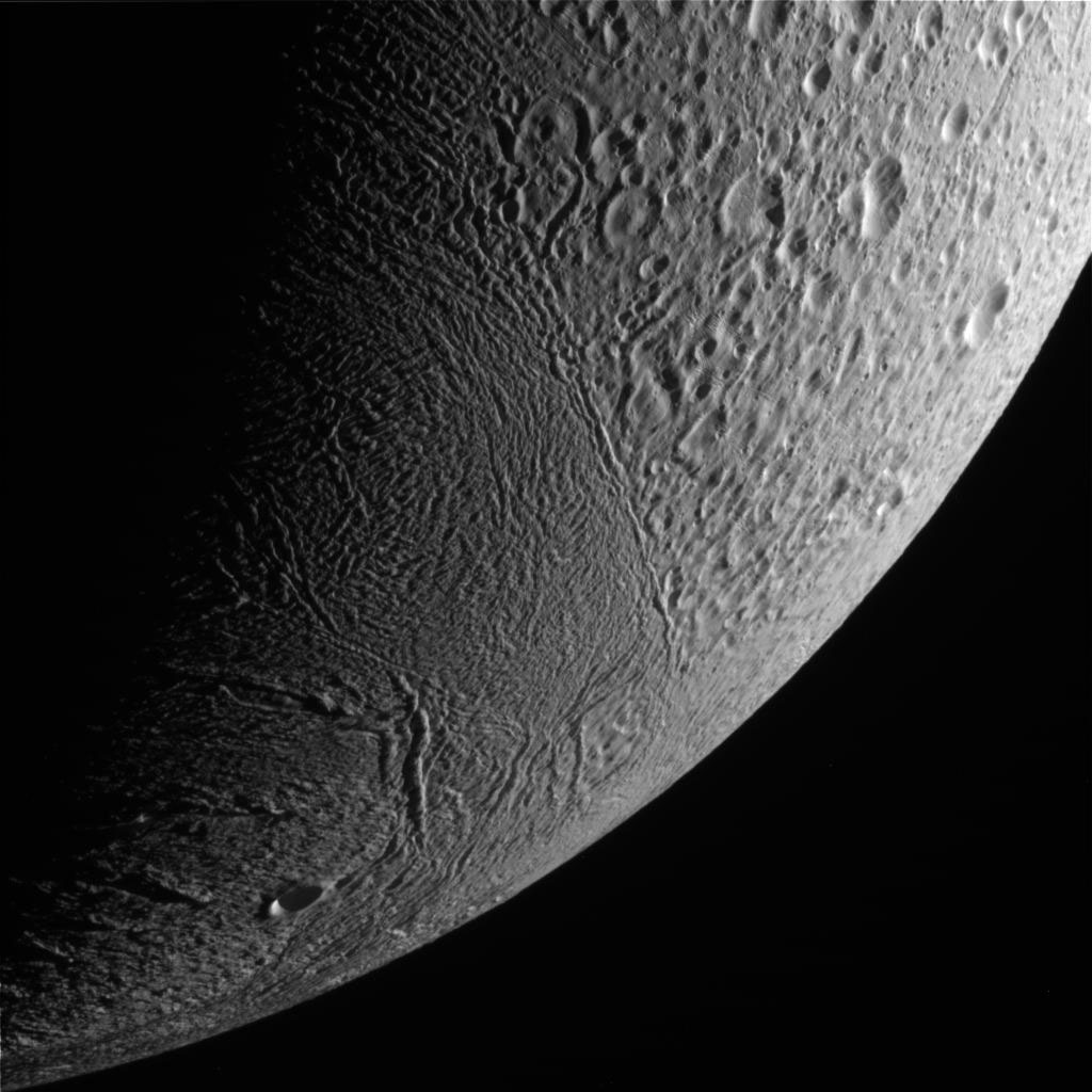 Cassini survole Encelade : Premières images