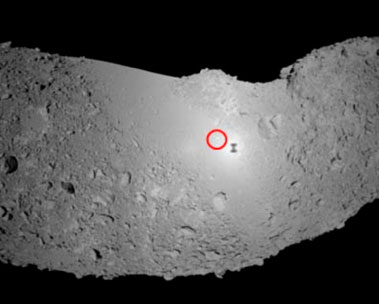 L'ombre de la sonde Hayabusa sur Itokawa et l'impacteur lancé par Hayabusa