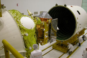 Venus Express, installée sur l'étage Fregat, en train d'être logée dans la coiffe du lanceur