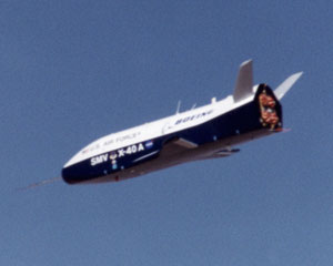 Vol du X-40A, un démonstrateur préfigurant le X-37