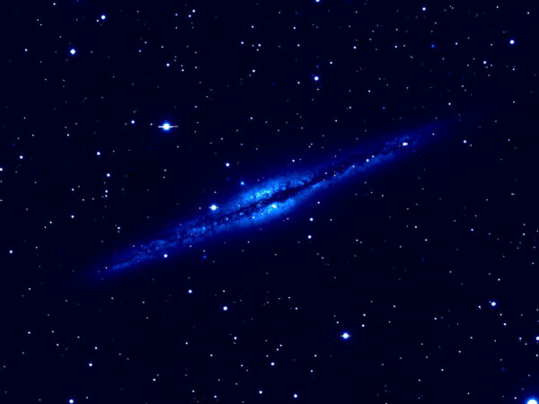 La galaxie NGC 891, vue sur la tranche