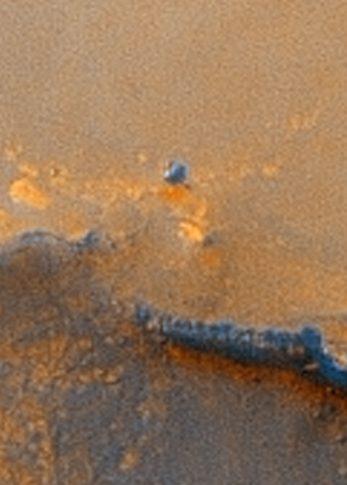 Opportunity, sur le bord du cratère Victoria, vu par la caméra Hirise de MRO