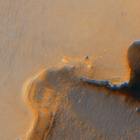 Opportunity, sur le bord du cratère Victoria, vu par la caméra Hirise de MRO