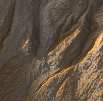 Ravine sur les parois d'un cratère de de Terra Sirenum